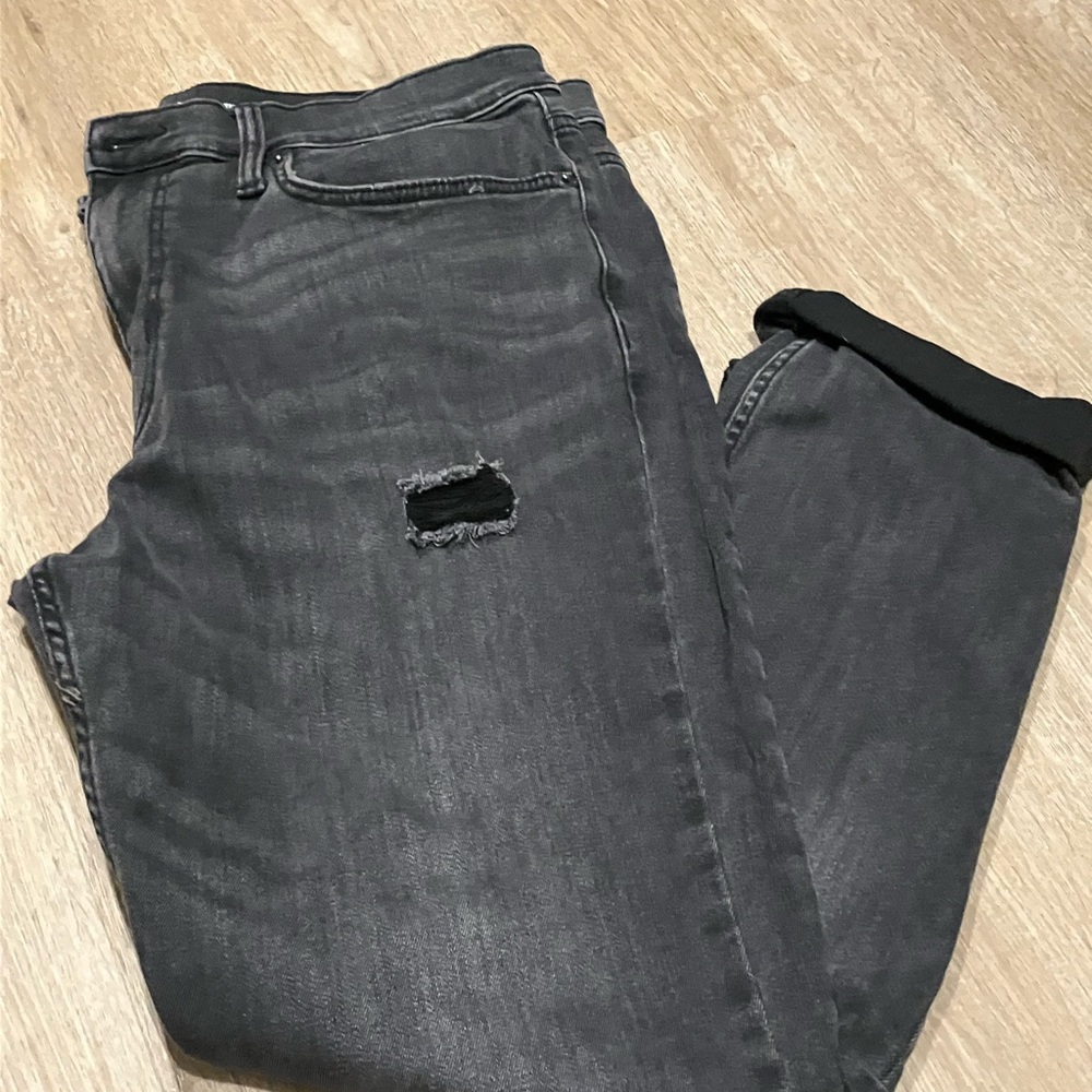 Like New - Men’s black washed jeans with slight distressing